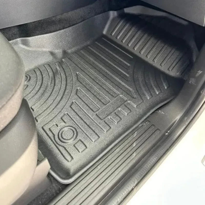 Tapete 3D protegiendo el maletero del auto contra líquidos y suciedad